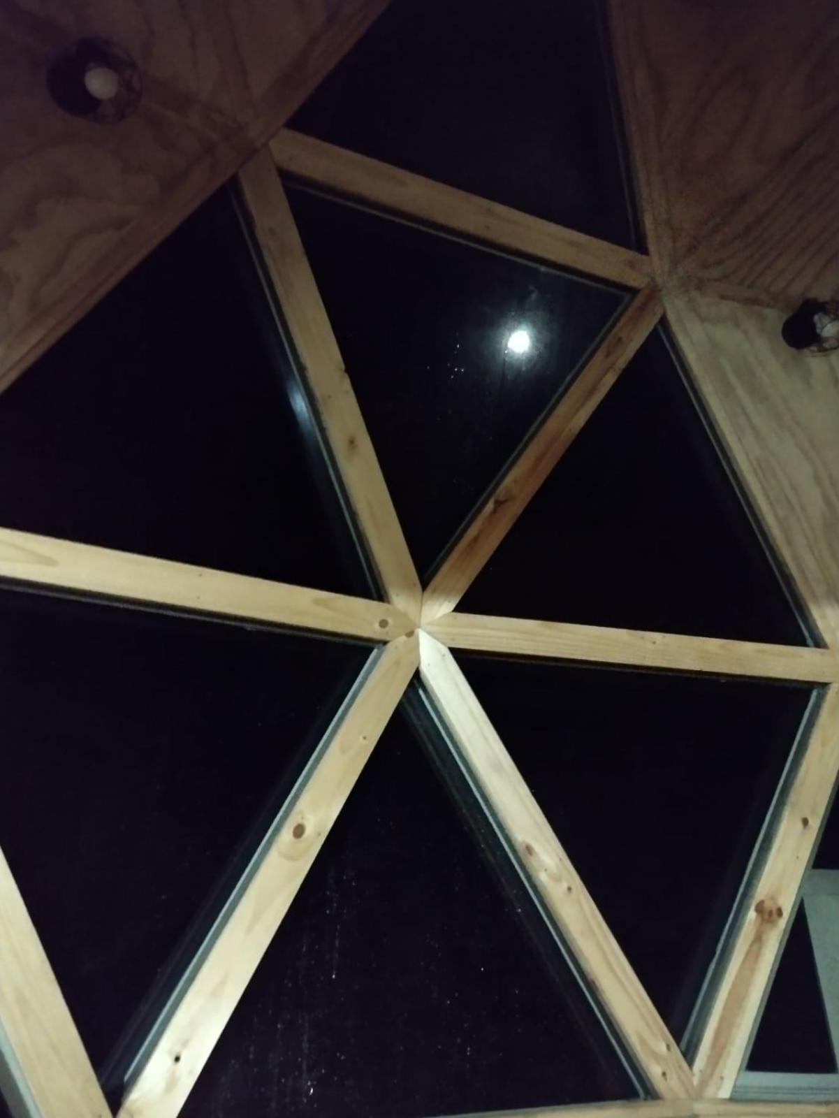 Domos Entre Luna Y Bosque